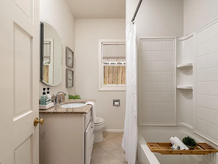 1109 Albany St — Photo 10