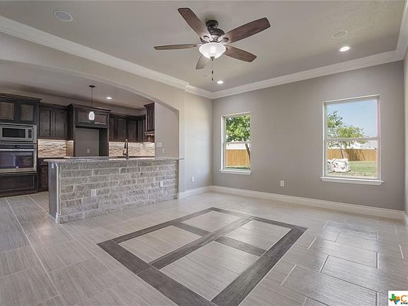 5th image of 900 Hollyhock Ln