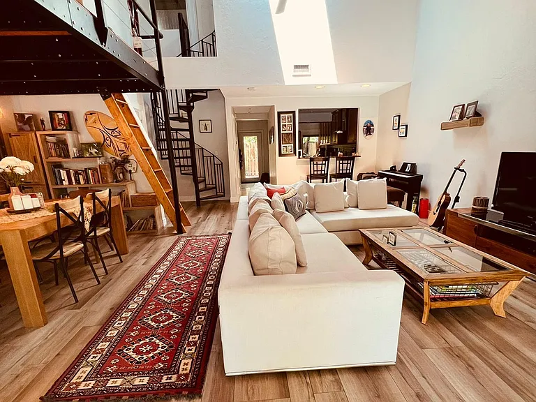 212 NE 16th Ter — Photo 1