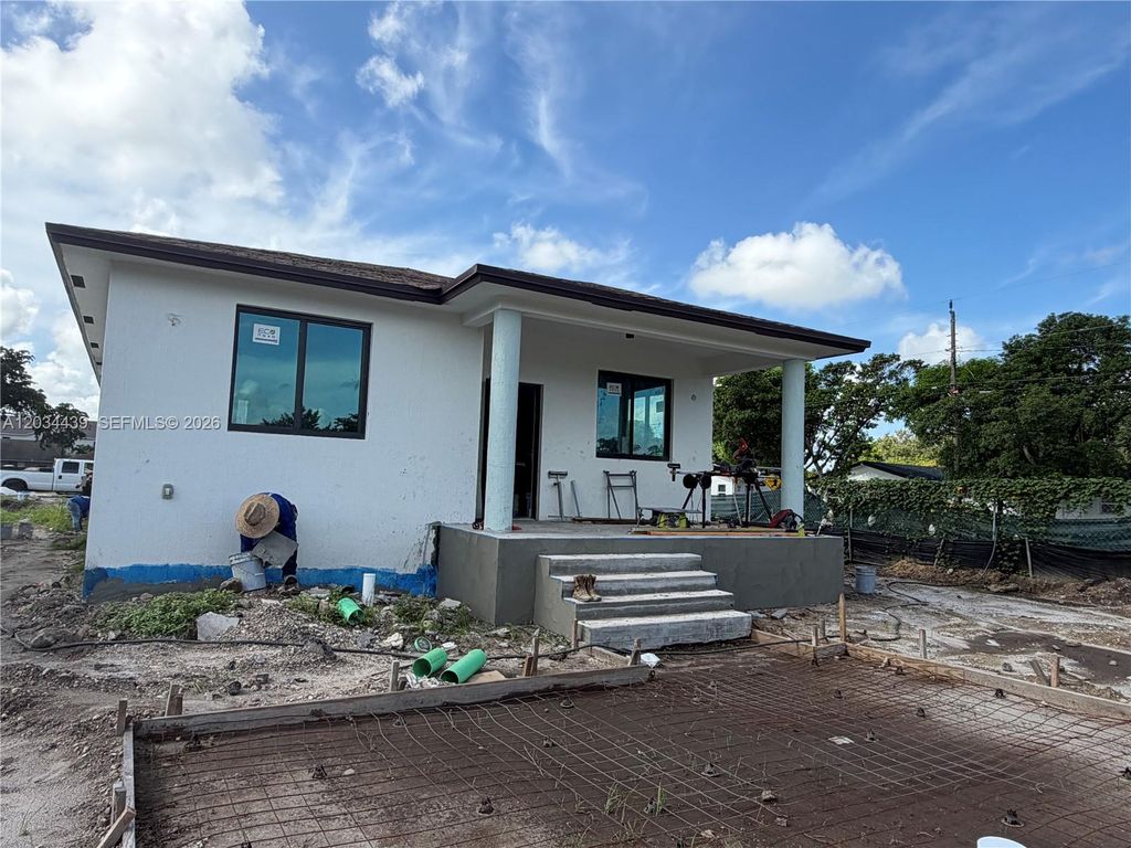 344 NW 11th St, photo 2