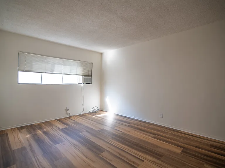 Vine Street Apartments — Photo 7