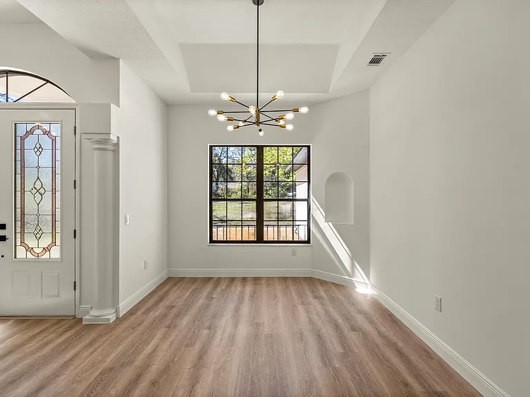 315 E Reehill St — Photo 9