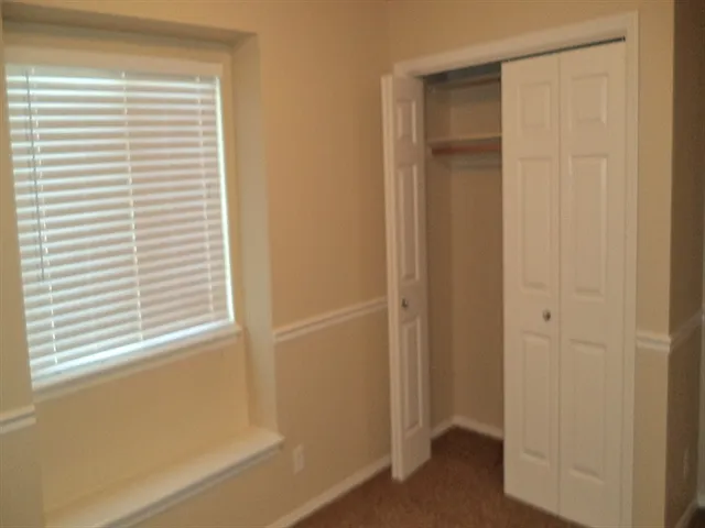 1439 W Crenshaw St — Photo 16