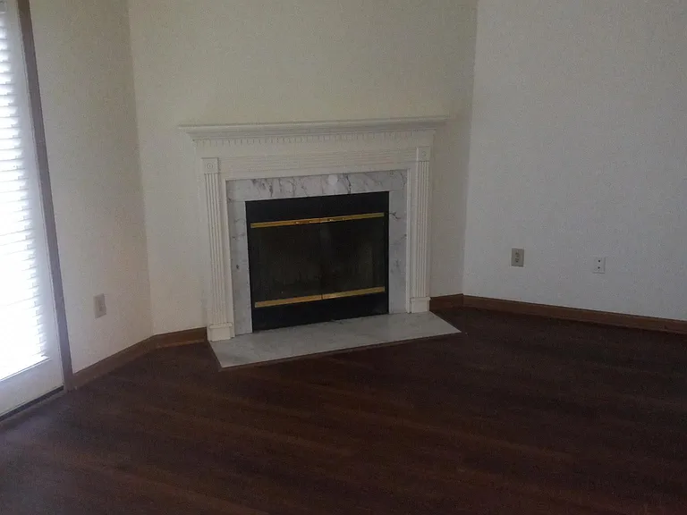 4075 Fair Oaks Dr — Photo 3