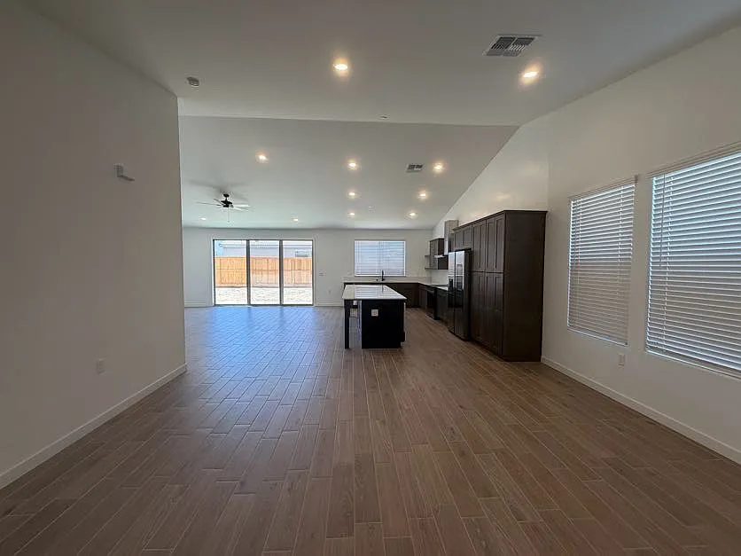 5 bed, 2589 sqft, $3,350 — Photo 3