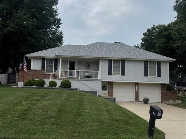 304 SE Colony Dr, Lees Summit, MO 64063