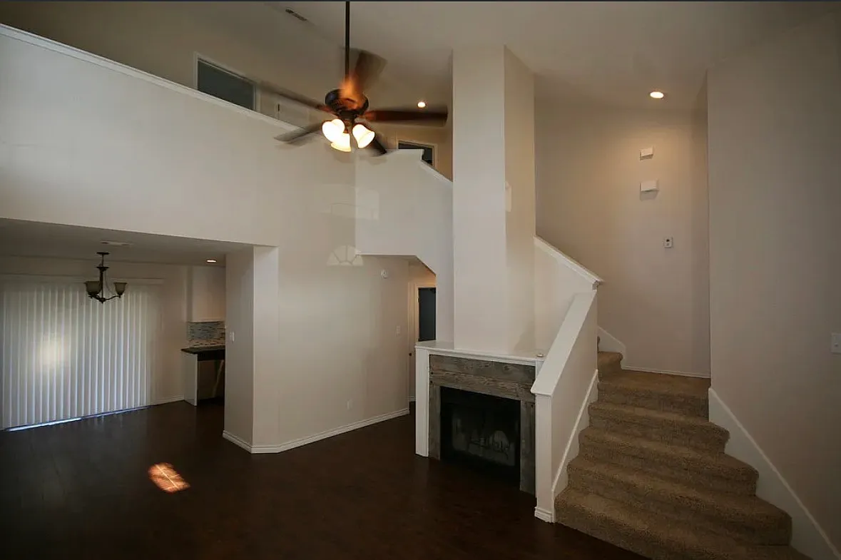 5 bed, 2.5 bath, 2095 sqft, $2,595 — Photo 2