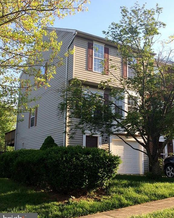 Beautifully updated garage end unit on cul-de-sac