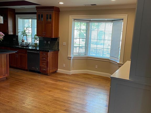 5th image of 379 Matadero Ave