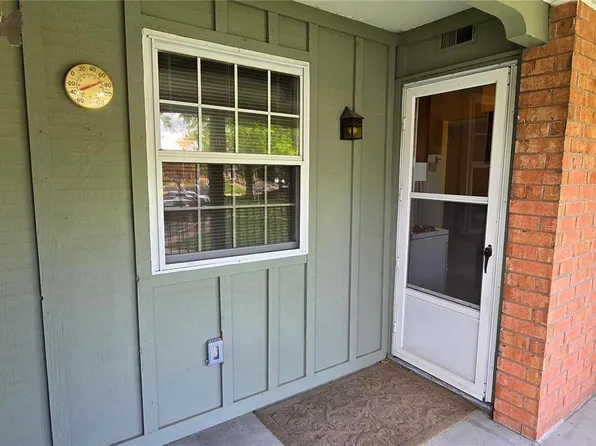 8736 Santa Bella Dr APT E, Hazelwood, MO 63042