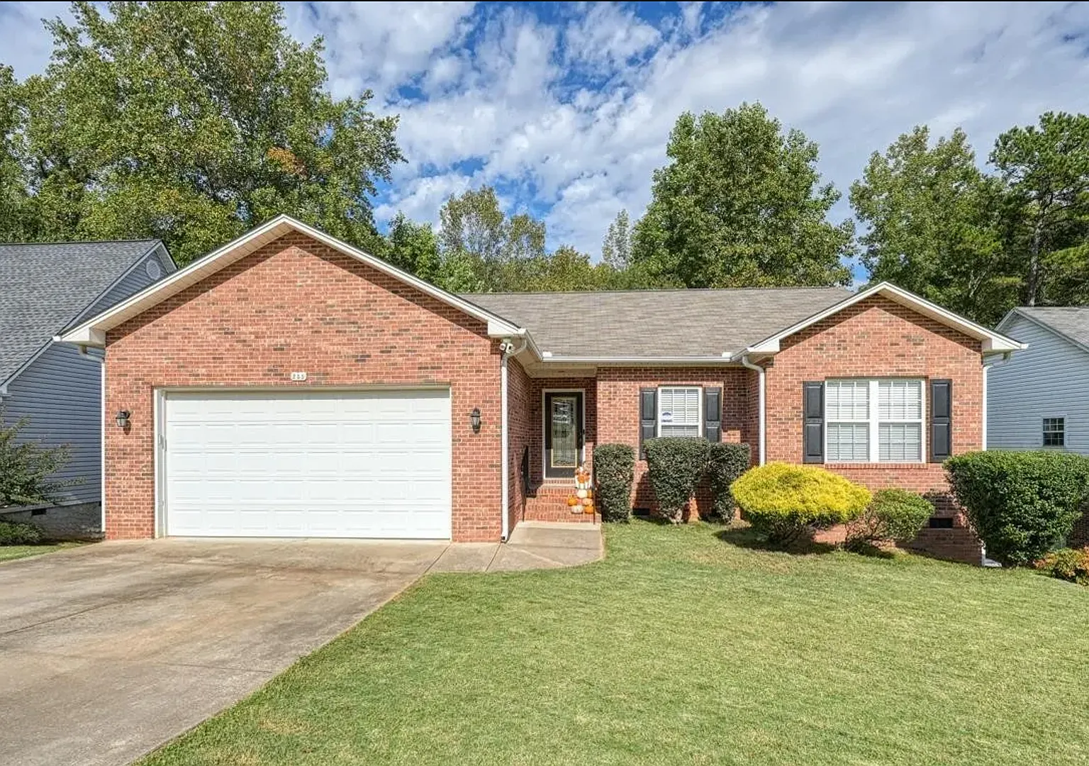 Beautifully maintained home — Photo 1
