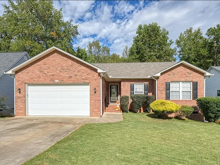 253 Riverrun Dr — Photo 1