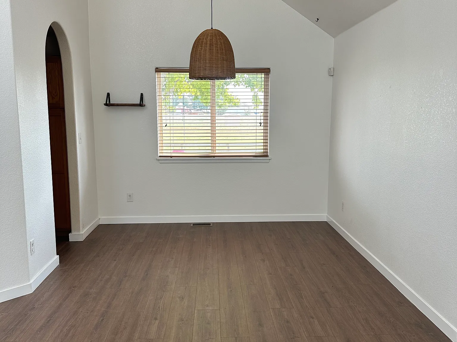 5 bed, 3.5 bath, 2614 sqft, $3,000 — Photo 2