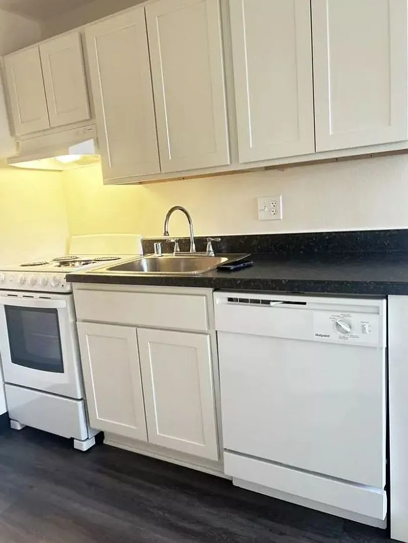 502 E Main St — Photo 3
