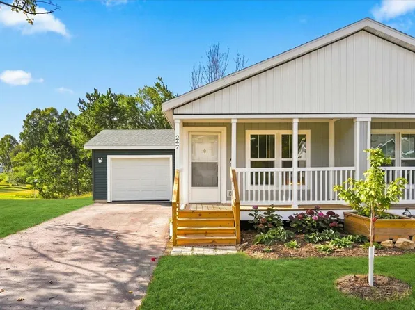 247 Panther Dr, Ellsworth, WI 54011