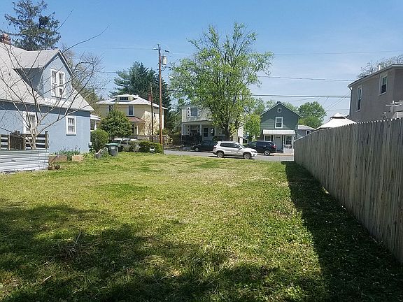 2nd image of 327 10 1/2 St NW