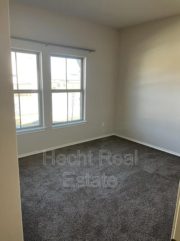 4 bed, 2.0 bath, 2042 sqft, $2,100 — Photo 2