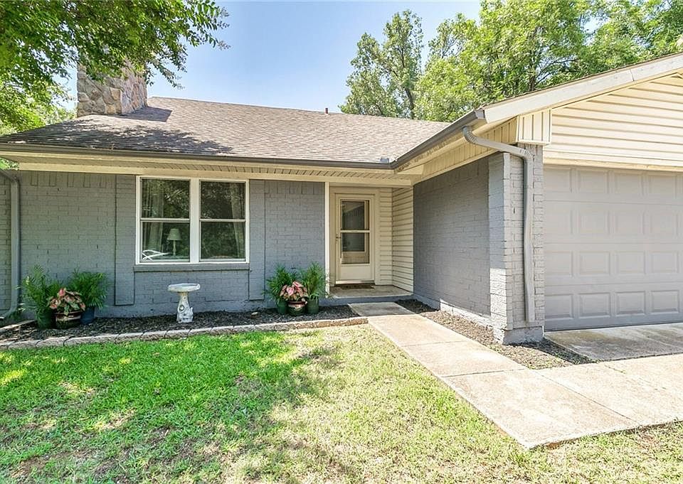 1st image of 407 W Ash Ln