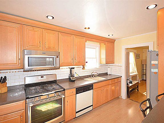 4th image of 121 Hunnewell Ave