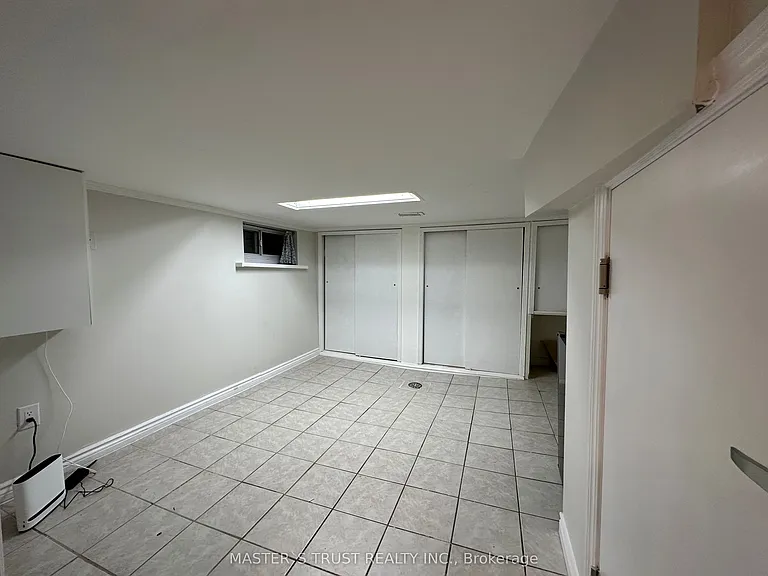 151 Dynevor Rd #LOWER — Photo 3