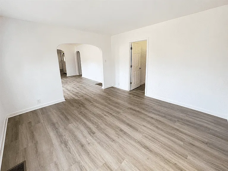 2852 Warsaw St — Photo 8