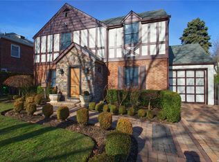 105 Kingsbury Rd, Garden City, NY 11530