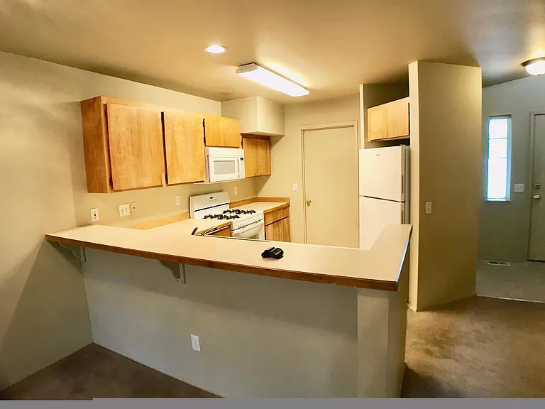 990 NE Savannah Dr — Photo 1