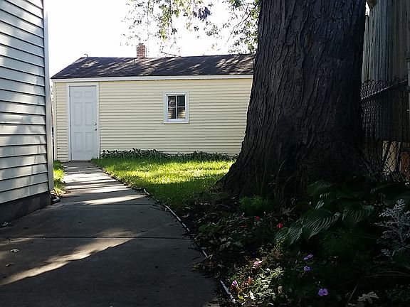 3rd image of 2215 45th Ave N
