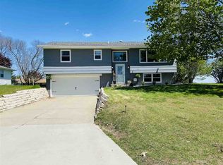 106 Circle Dr, Williamsburg, IA 52361