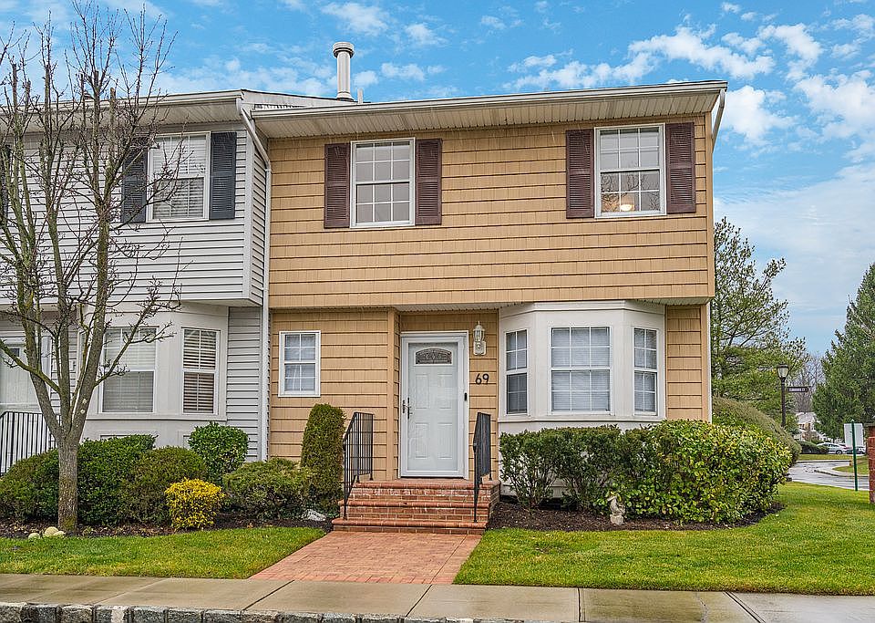 1st image of 69 Woodlake Dr W