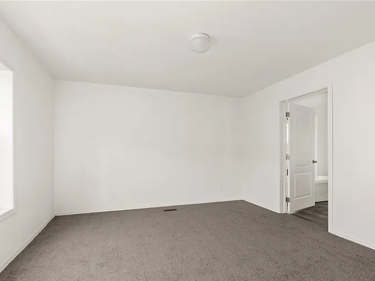 114 S Diamond St — Photo 4