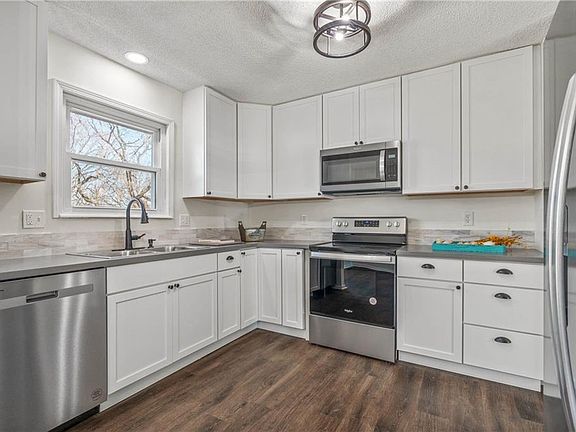 4th image of 1218 NW Golfview Dr