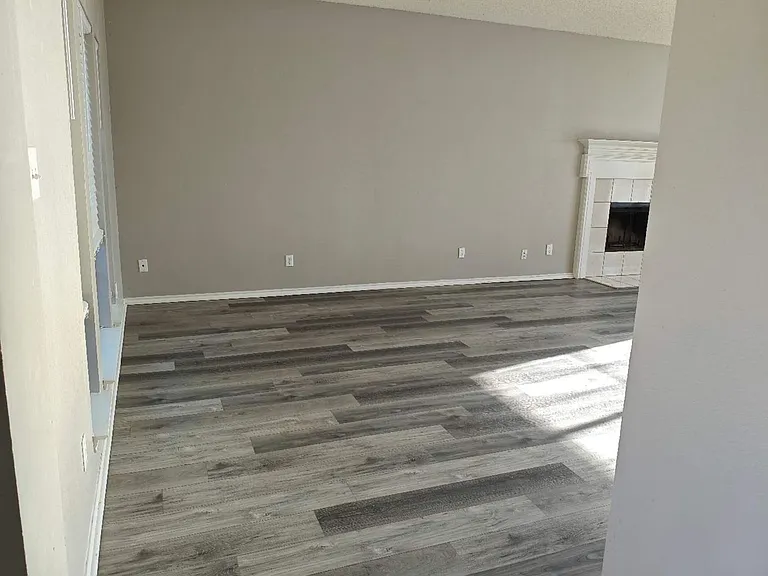 1423 Lakeshore Dr — Photo 2
