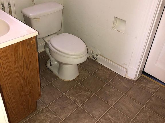 5th image of 2910 Barton Ave