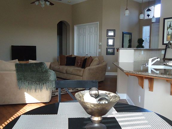 Kitchen nook/Living room