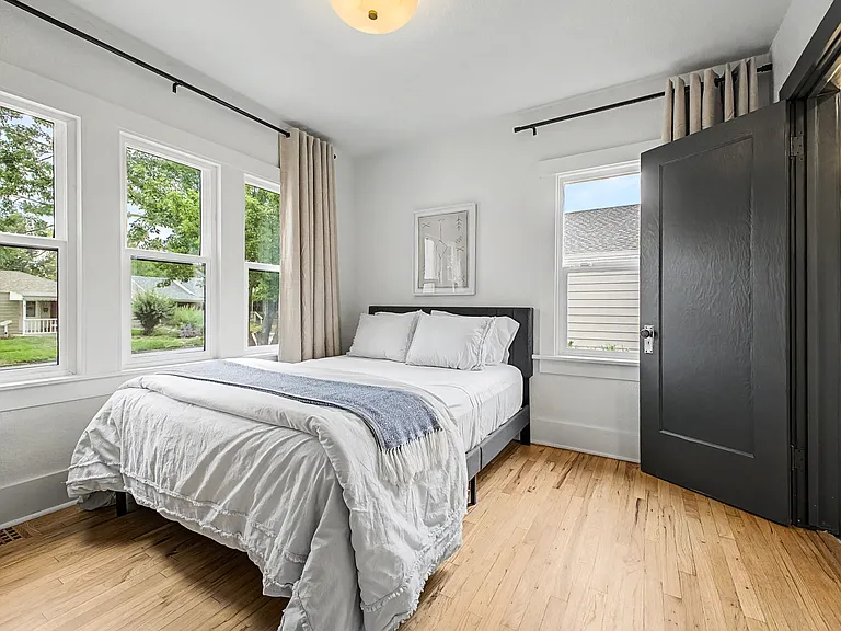 Secondary bedroom