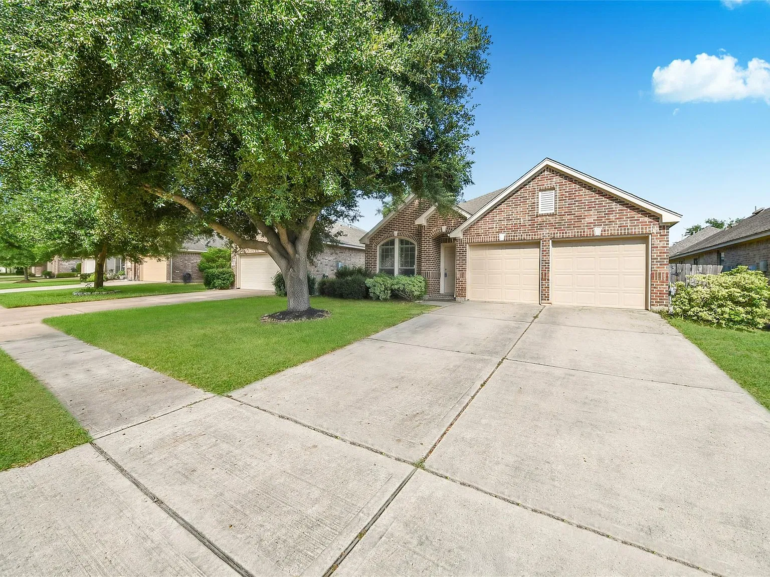4 bed, 2.0 bath, 2167 sqft, $2,400 — Photo 3