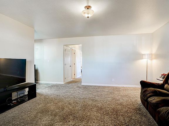5th image of 725 Wren Ct