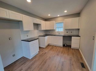 210 13th St, Silvis, IL 61282