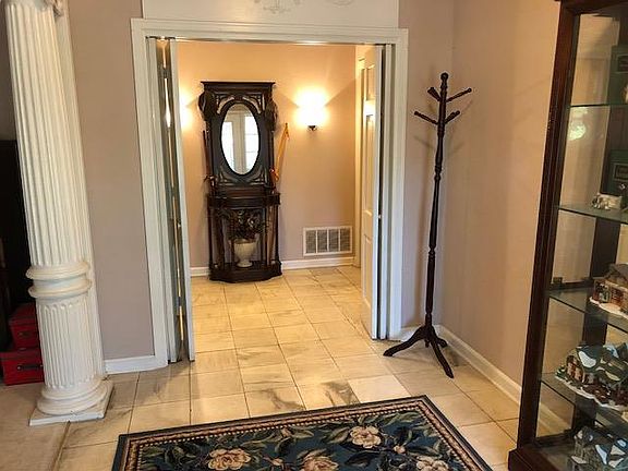 5th image of 606 Hart St