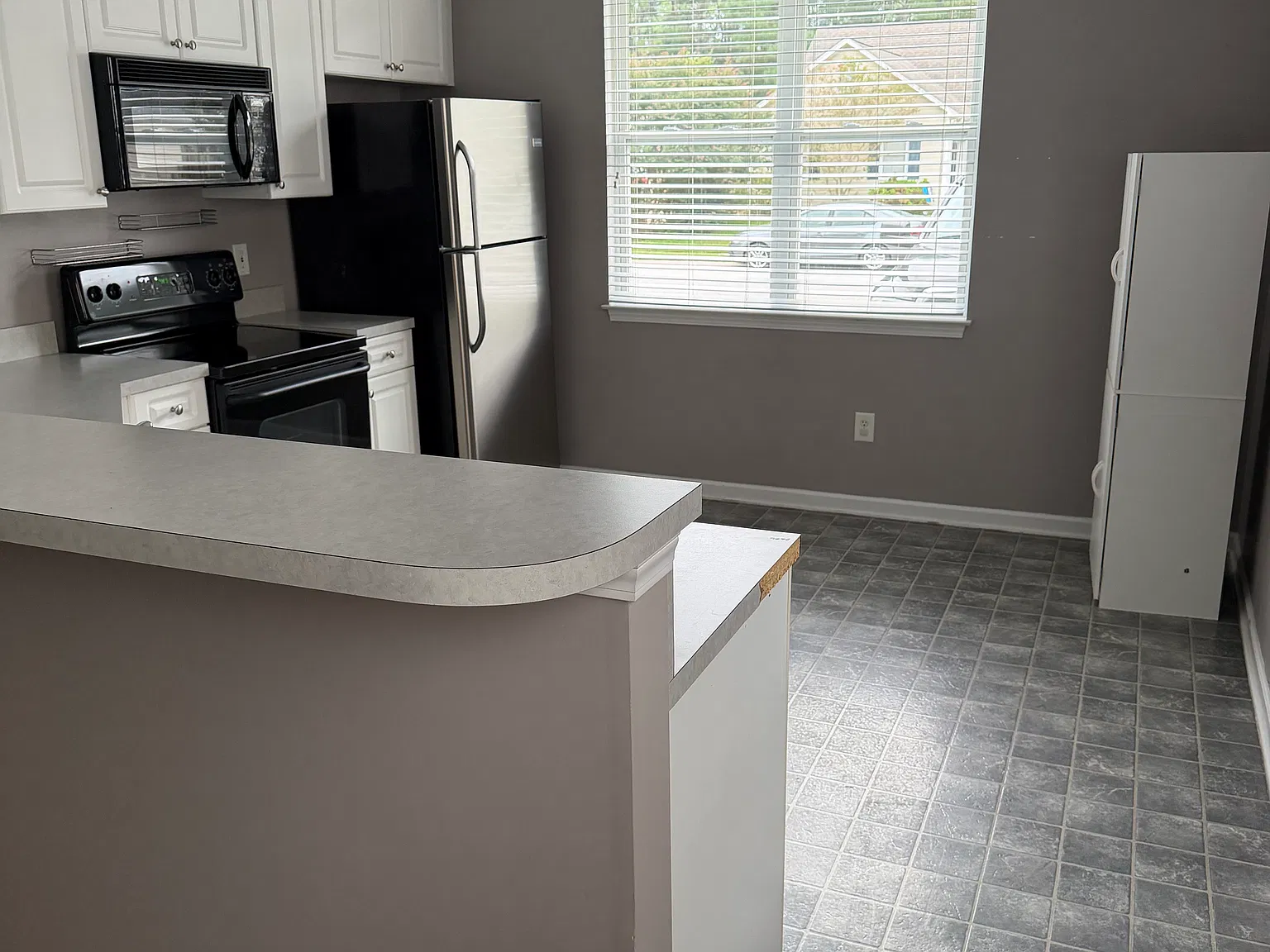 3 bed, 1248 sqft, $2,050 — Photo 3