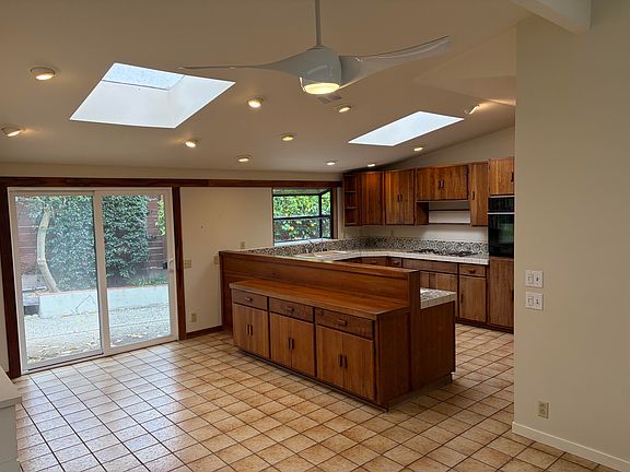 3rd image of 333 Woodley Ct