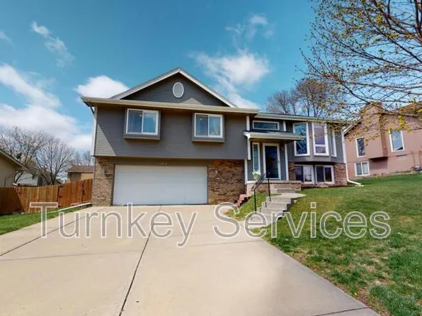 204 Summerset Dr, Papillion, NE 68133