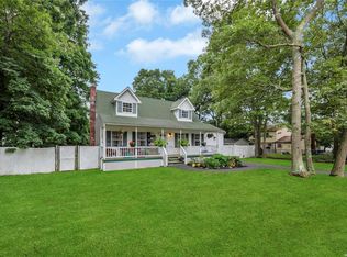 8 Arrowhead Dr, Shirley, NY 11967