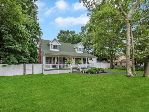 8 Arrowhead Drive, Shirley, NY 11967