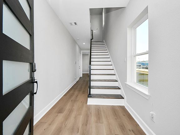 3rd image of 1601 Sylvester Rd