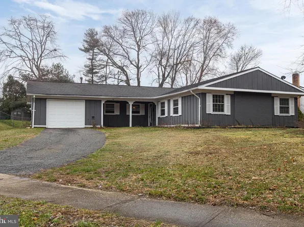 90 Twin Hill Dr, Willingboro, NJ 08046