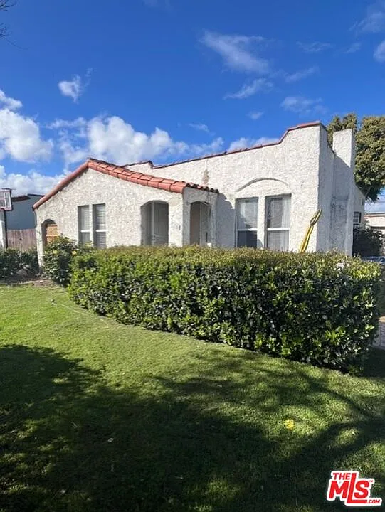 2 bed, 1.0 bath, 990 sqft, $4,500 — Photo 1