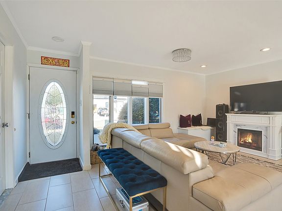 5th image of 46 Southwood Cir