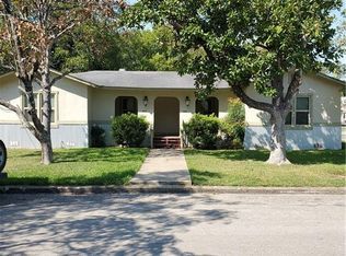 826 N Bowie St, Seguin, TX 78155